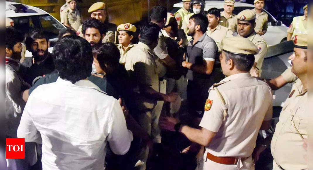 Delhi Police caught in midnight scuffle with wrestlers at Jantar Mantar; Vinesh, Bajrang suffer injuries, Dushyant Phogat gets cut on forehead | More sports News